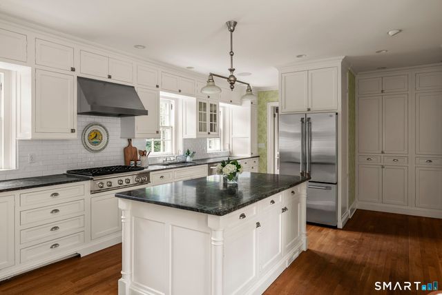 33 Sycamore Road, West Hartford, CT 06117