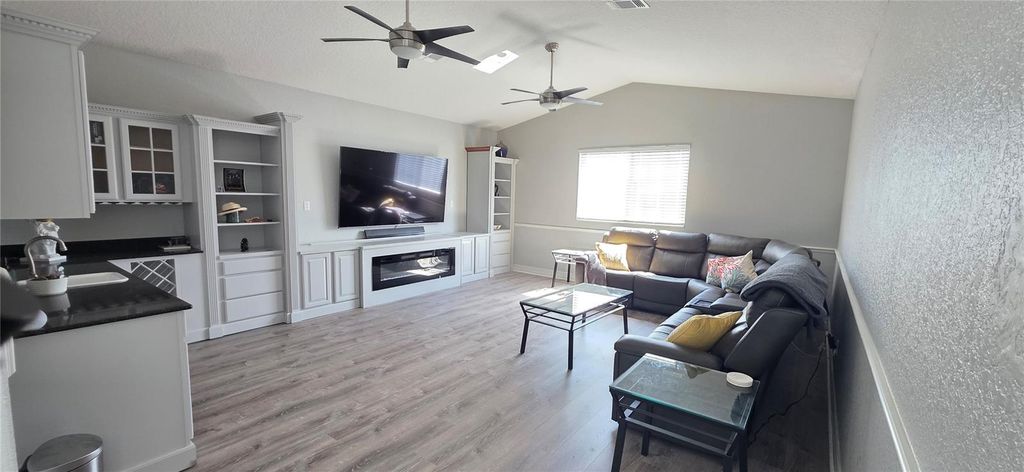 Image 12 of property listing at 10021 HART BRANCH CIRCLE, Orlando, FL 32832