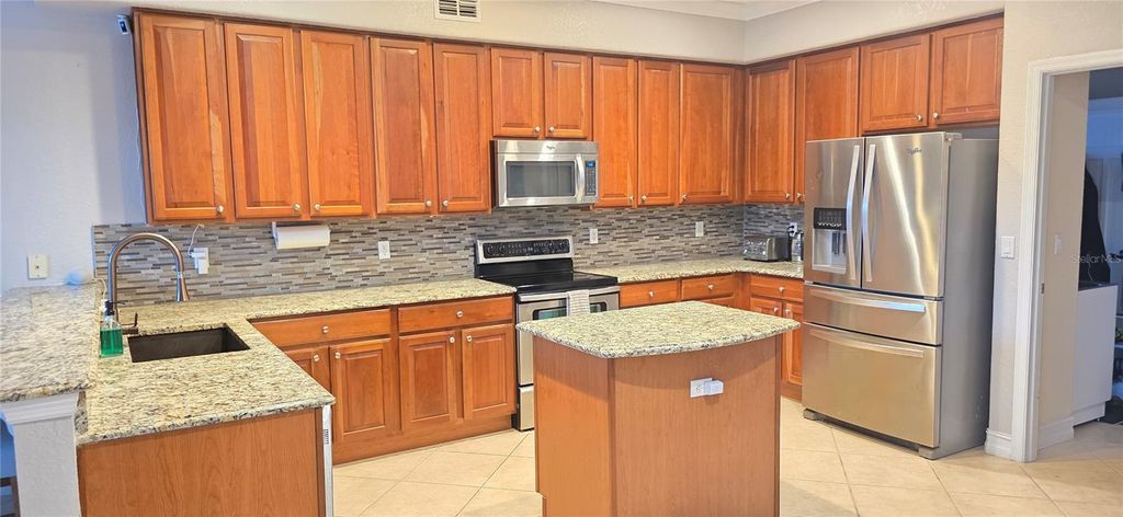 Image 7 of property listing at 10021 HART BRANCH CIRCLE, Orlando, FL 32832