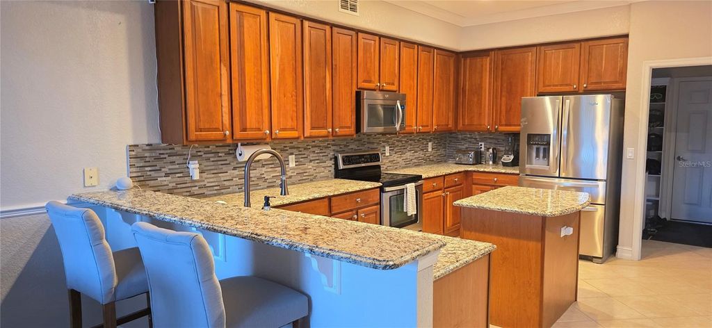 Image 8 of property listing at 10021 HART BRANCH CIRCLE, Orlando, FL 32832