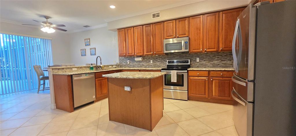Image 9 of property listing at 10021 HART BRANCH CIRCLE, Orlando, FL 32832