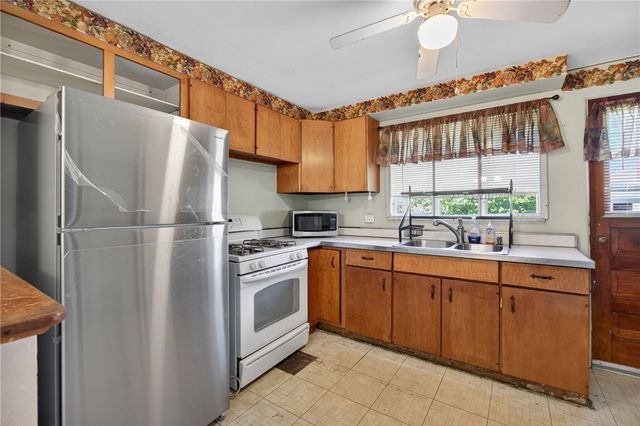 105 Flicker Dr, Mckees Rocks, PA 15136