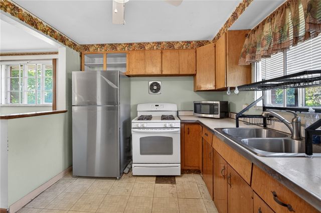 105 Flicker Dr, Mckees Rocks, PA 15136