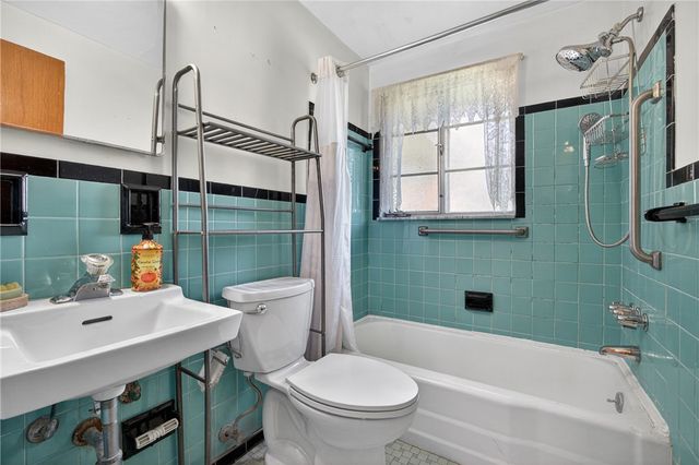 105 Flicker Dr, Mckees Rocks, PA 15136