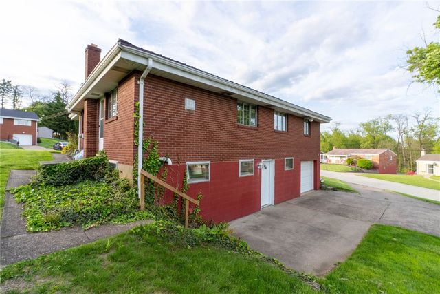 105 Flicker Dr, Mckees Rocks, PA 15136