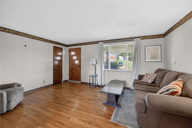 105 Flicker Dr, Mckees Rocks, PA 15136