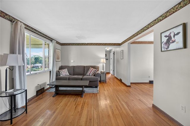 105 Flicker Dr, Mckees Rocks, PA 15136