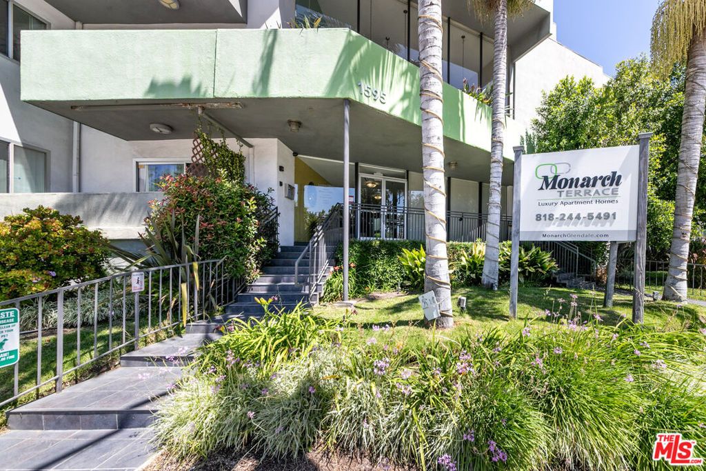 Image 3 of property listing at 1595 E Chevy Chase Drive, Glendale, CA 91206