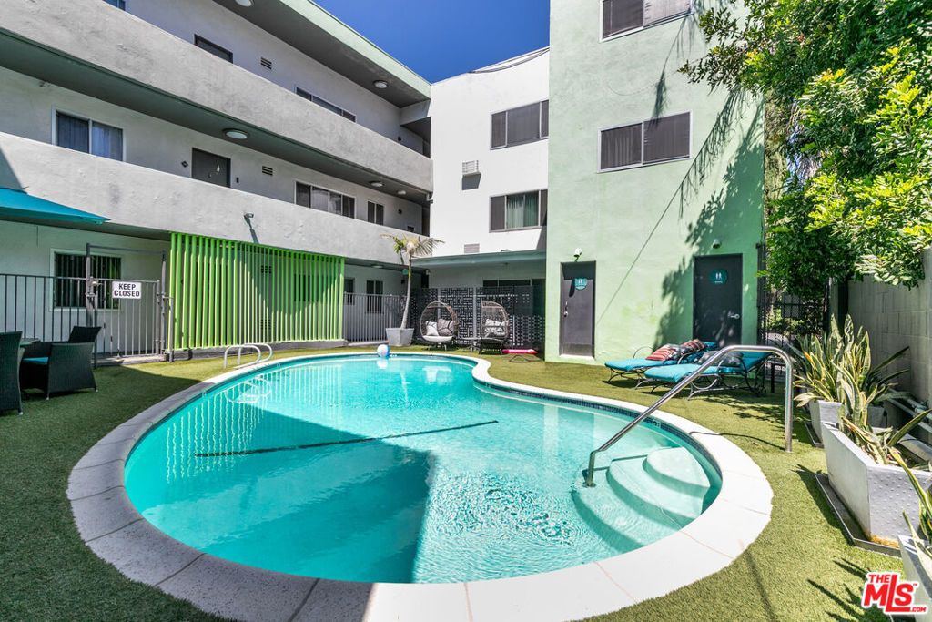 Image 6 of property listing at 1595 E Chevy Chase Drive, Glendale, CA 91206