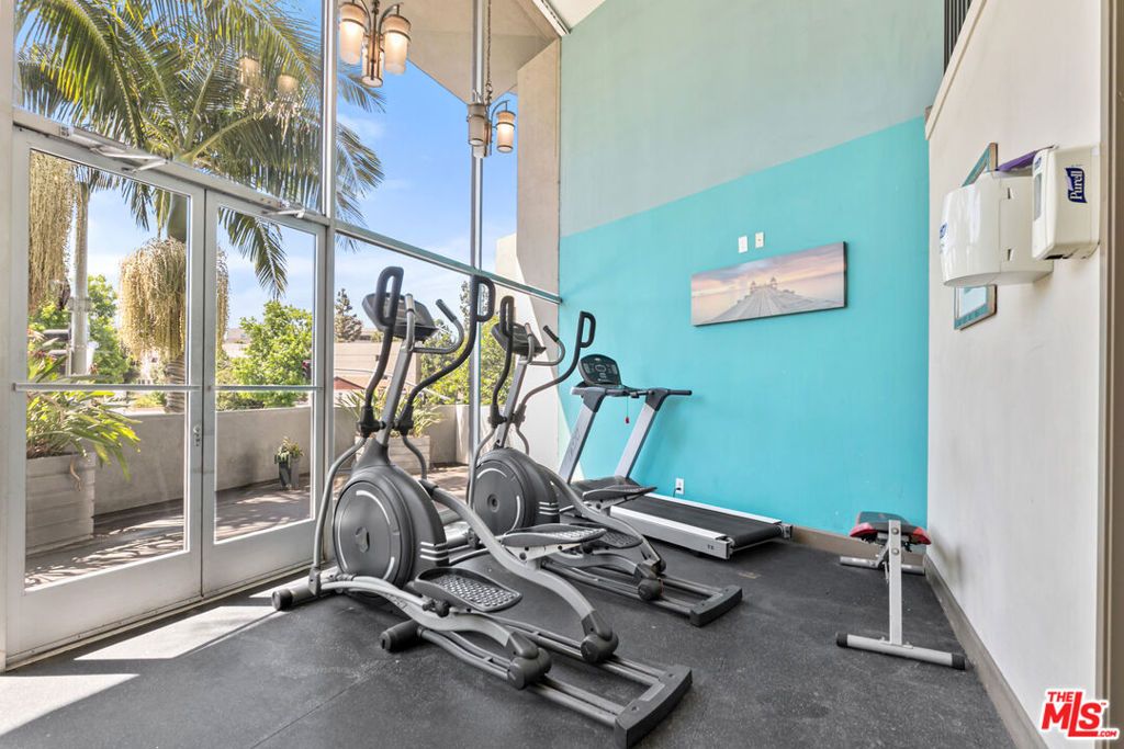 Image 7 of property listing at 1595 E Chevy Chase Drive, Glendale, CA 91206
