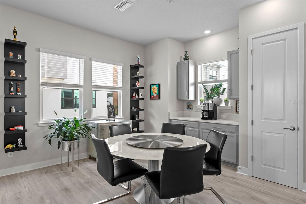 Image 6 of property listing at 2511 N GRADY AVENUE 17, Tampa, FL 33607