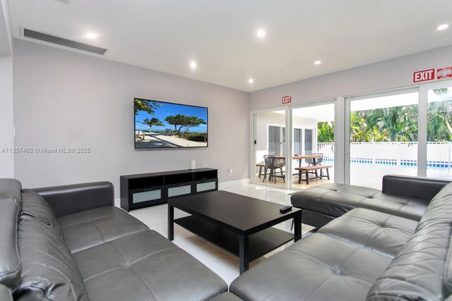 1218 Hollywood Blvd, Hollywood, FL 33019