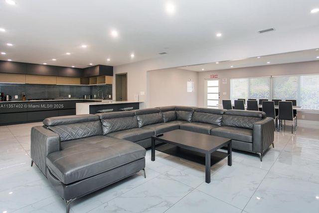 1218 Hollywood Blvd, Hollywood, FL 33019