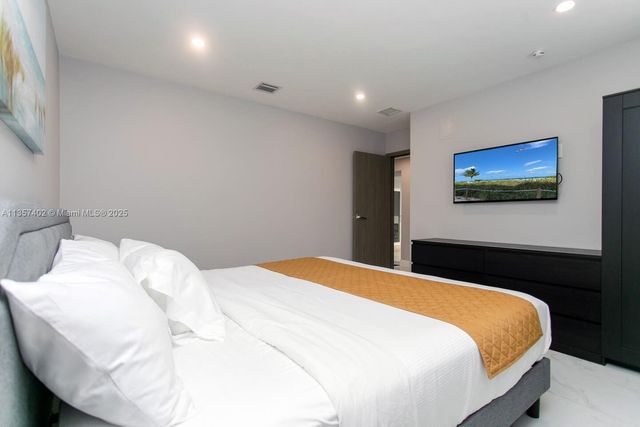 1218 Hollywood Blvd, Hollywood, FL 33019