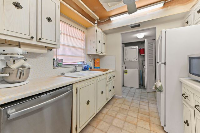 22 Golfs Edge D, West Palm Beach, FL 33417