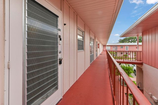 22 Golfs Edge D, West Palm Beach, FL 33417