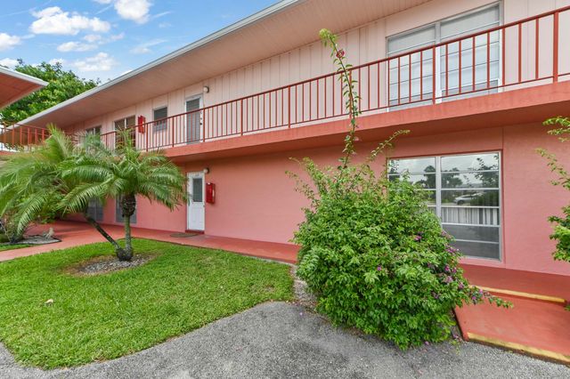 22 Golfs Edge D, West Palm Beach, FL 33417