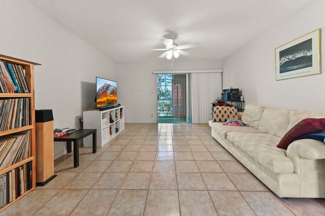 22 Golfs Edge D, West Palm Beach, FL 33417