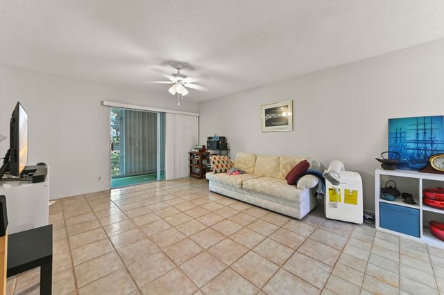 22 Golfs Edge D, West Palm Beach, FL 33417