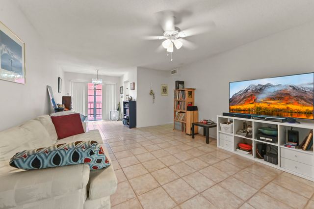 22 Golfs Edge D, West Palm Beach, FL 33417