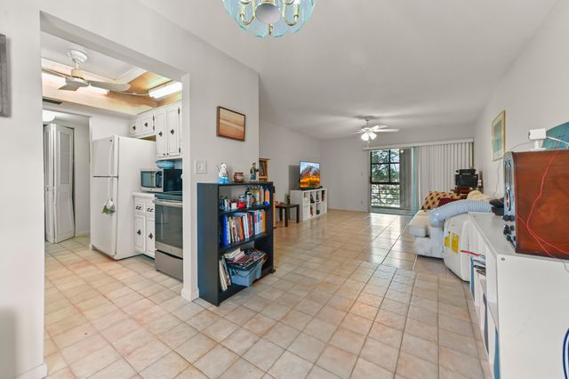22 Golfs Edge D, West Palm Beach, FL 33417