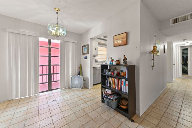22 Golfs Edge D, West Palm Beach, FL 33417