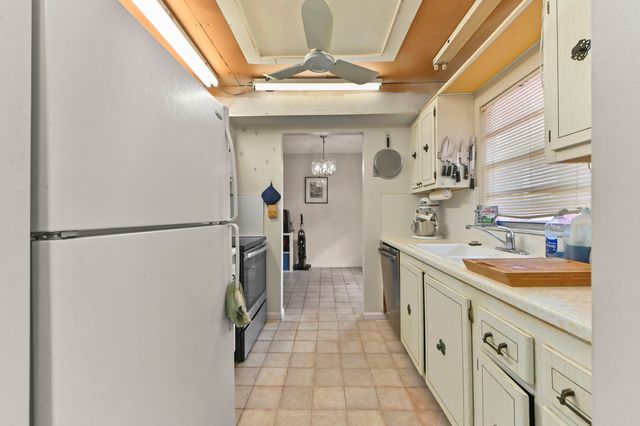 22 Golfs Edge D, West Palm Beach, FL 33417