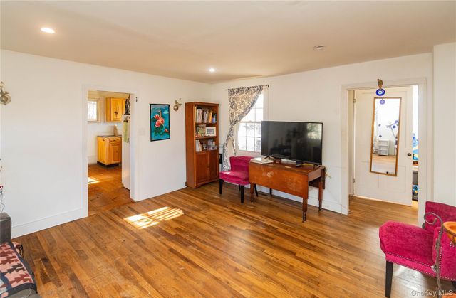 147 Broadway 9W, Port Ewen, NY 12466