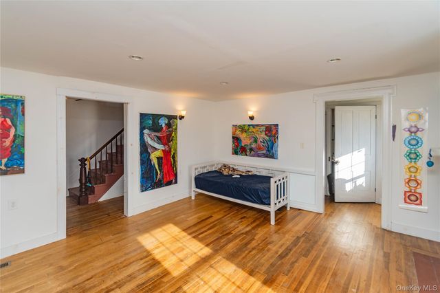 147 Broadway 9W, Port Ewen, NY 12466