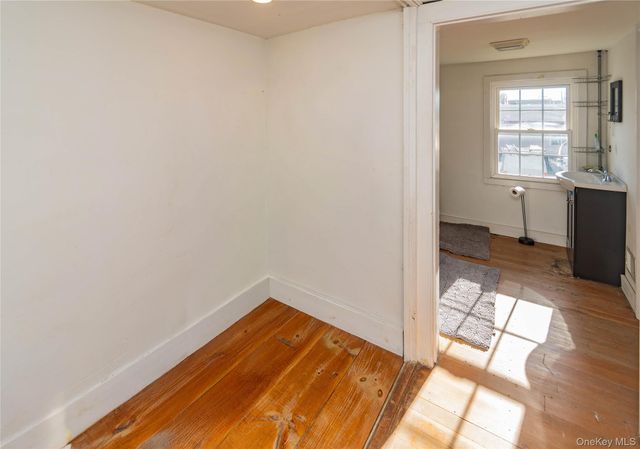 147 Broadway 9W, Port Ewen, NY 12466