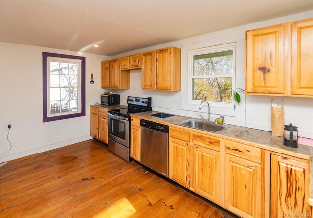 147 Broadway 9W, Port Ewen, NY 12466