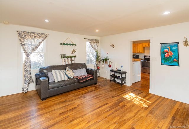 147 Broadway 9W, Port Ewen, NY 12466