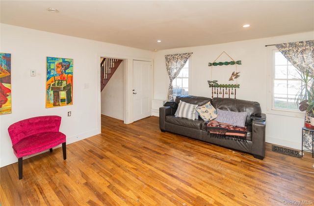 147 Broadway 9W, Port Ewen, NY 12466