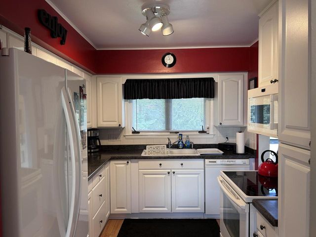 1426 Beverly LANE, West Bend, WI 53090
