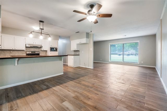 1533 E Springcrest Circle, Lancaster, TX 75134