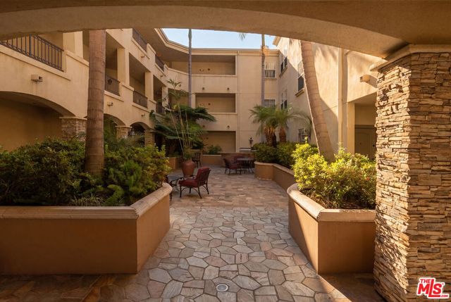 4237 Longridge Avenue 203, Studio City, CA 91604