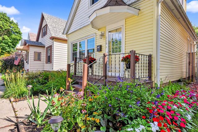 209 E Montana STREET, Milwaukee, WI 53207