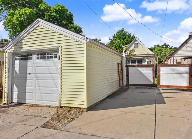 209 E Montana STREET, Milwaukee, WI 53207