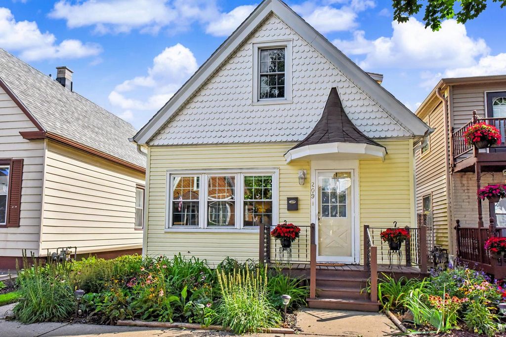 209 E Montana STREET, Milwaukee, WI 53207