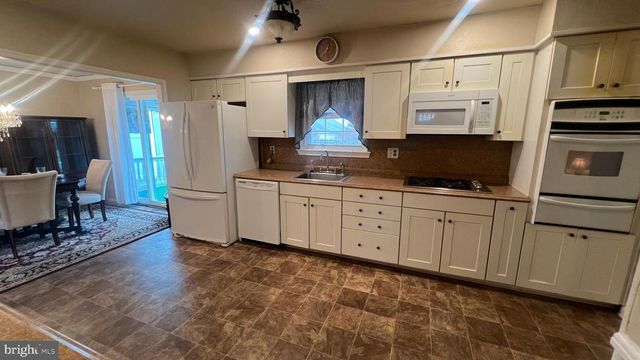 16 PENNSYLVANIA AVE, Stratford, NJ 08084