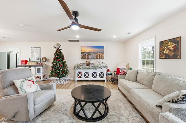 160 Leadwood St., Andrews, SC 29510