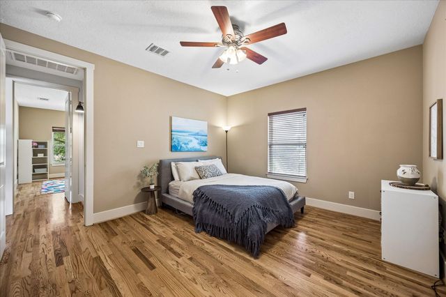 6010 Tyne Street, Houston, TX 77007