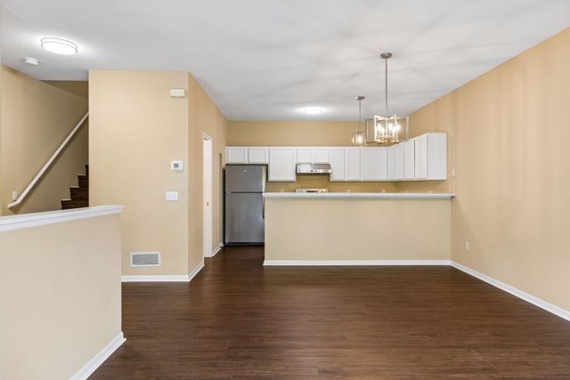 454 Willoughby Way W, Hopkins, MN 55305