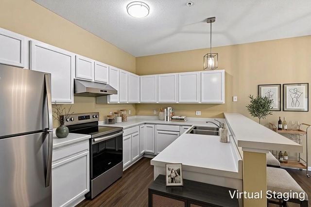 454 Willoughby Way W, Hopkins, MN 55305