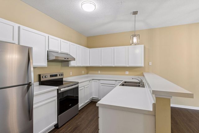 454 Willoughby Way W, Hopkins, MN 55305