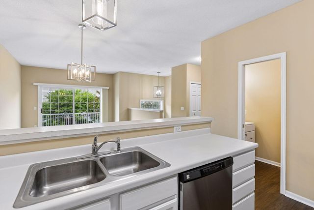 454 Willoughby Way W, Hopkins, MN 55305