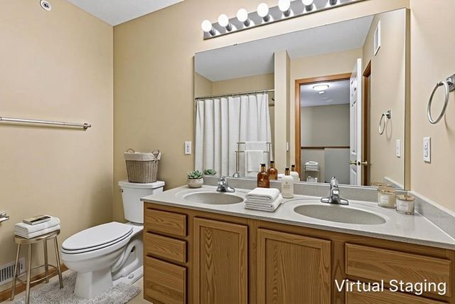 454 Willoughby Way W, Hopkins, MN 55305