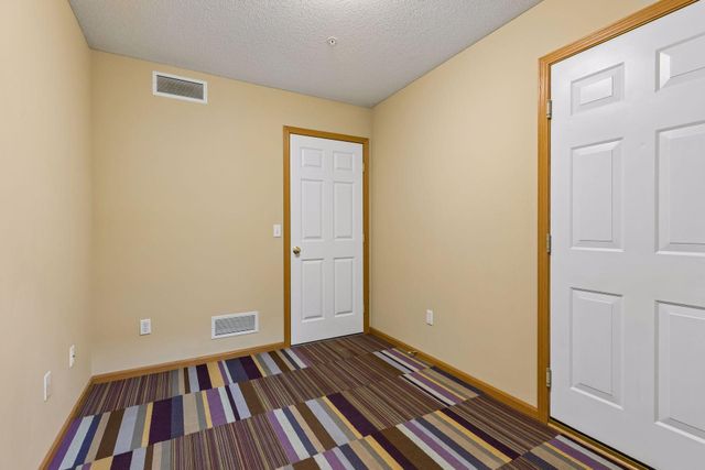 454 Willoughby Way W, Hopkins, MN 55305