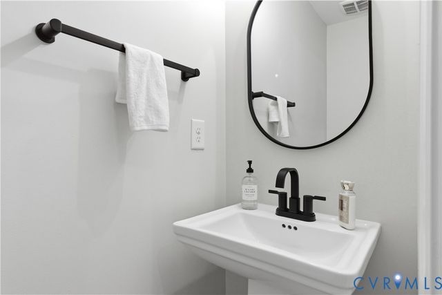 8216 Creekside Bluffs Ln, Mechanicsville, VA 23111