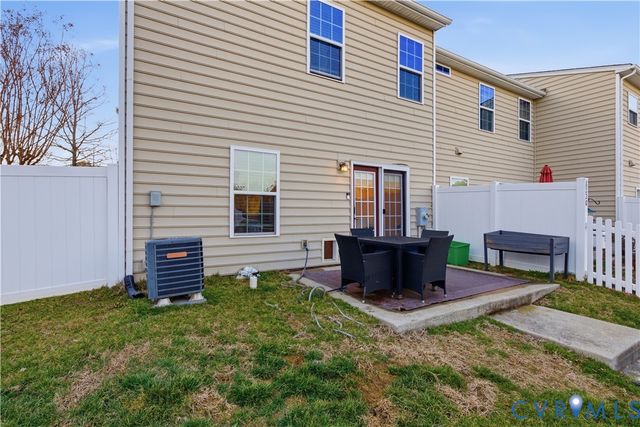 8216 Creekside Bluffs Ln, Mechanicsville, VA 23111